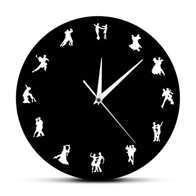 Seinäkello tanssivilla pareilla
