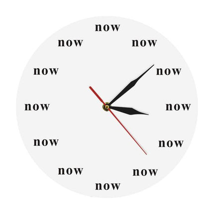 Inspiroiva seinäkello 'Now' tekstillä