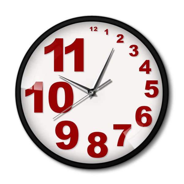 Moderni seinäkello suurilla punaisilla numeroilla