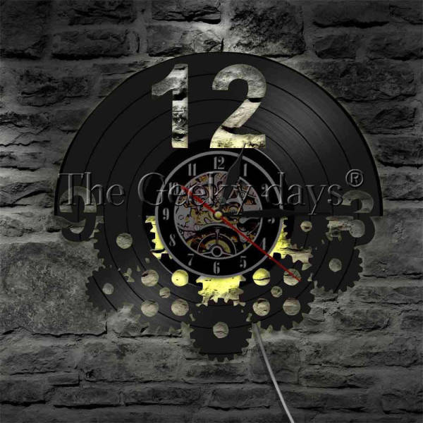 Steampunk-seinäkello isolla numerolla 12