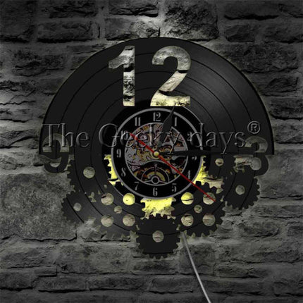 Steampunk-seinäkello isolla numerolla 12