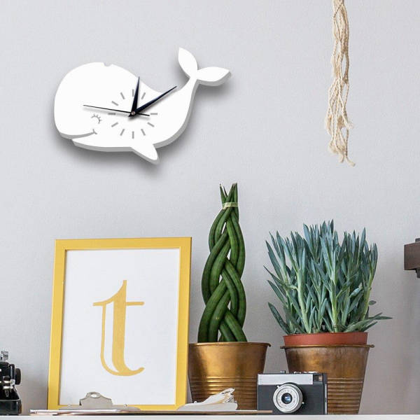 Minimalistinen valaan muotoinen seinäkello