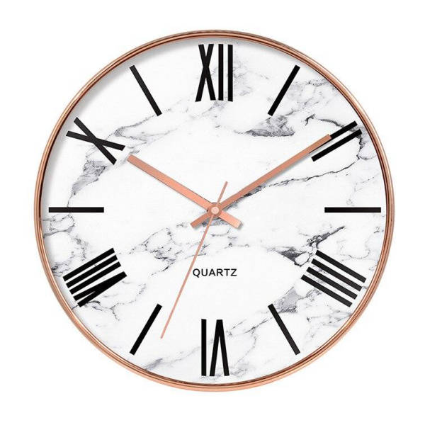 Valkoinen marmorikuvioinen seinäkello ruusukullalla