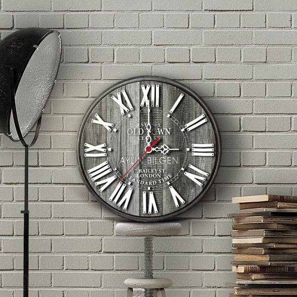 Suuri puinen vintage seinäkello