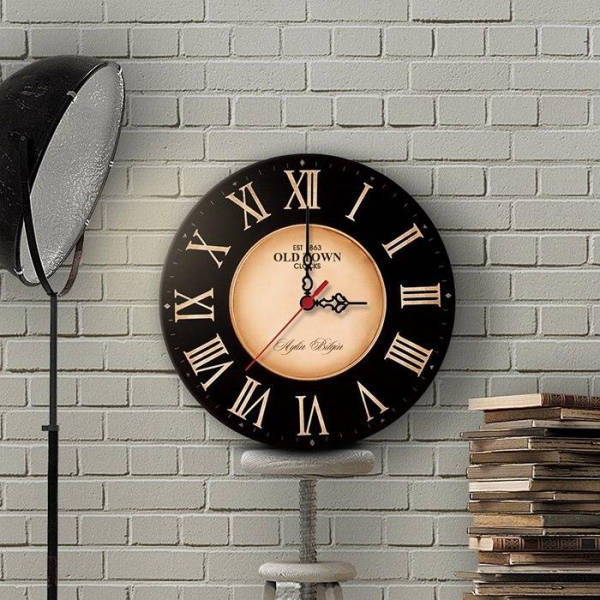 Musta ja kultainen retro seinäkello