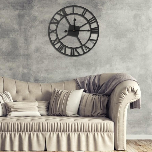 Metallinen seinäkello roomalaisilla numeroilla