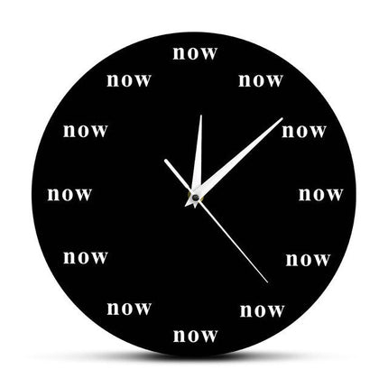 Inspiroiva seinäkello 'Now' tekstillä