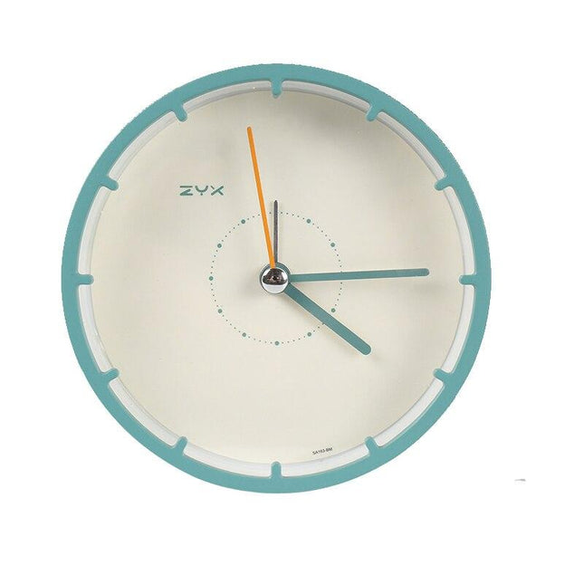 Minimalistinen valkoinen analoginen herätyskello